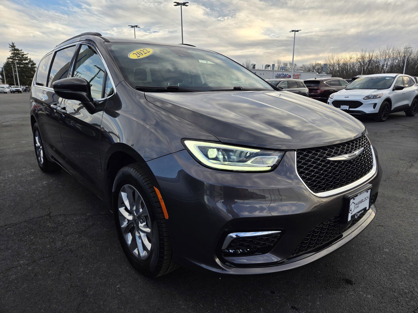 2022 Chrysler Pacifica Touring L's photo