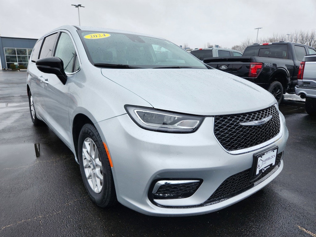 Used 2024 Chrysler Pacifica Touring L Passenger Van