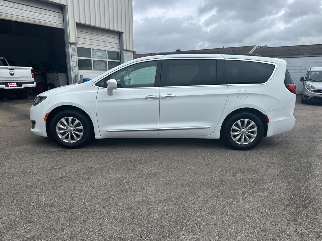 Used 2017 Chrysler Pacifica Touring-L FWD