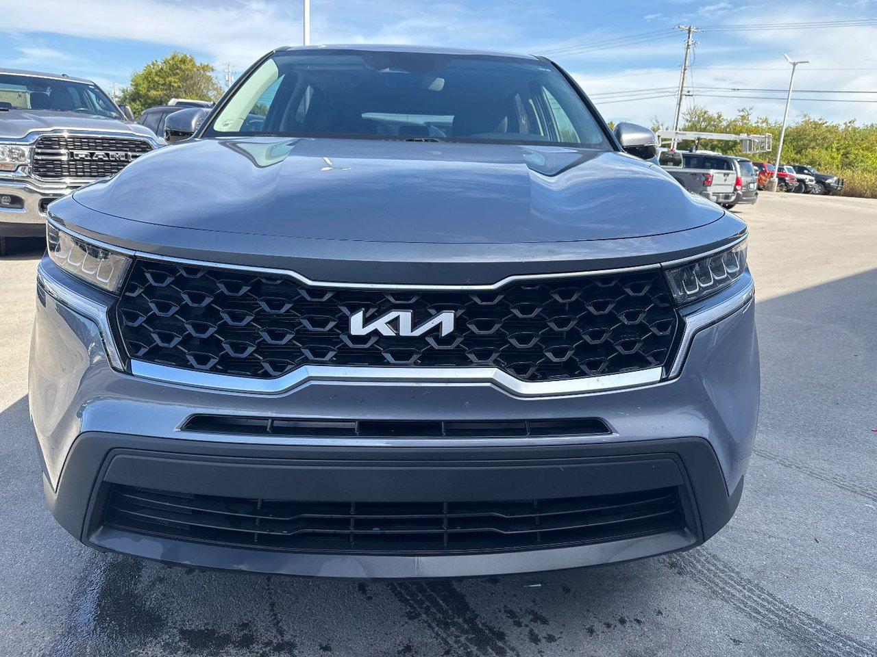 2023 Kia Sorento LX photo 2