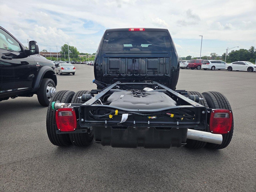 New 2025 Ram 3500 Chassis Cab 3500 TRADESMAN CREW CAB CHASSIS 4X2 60' CA Pickup