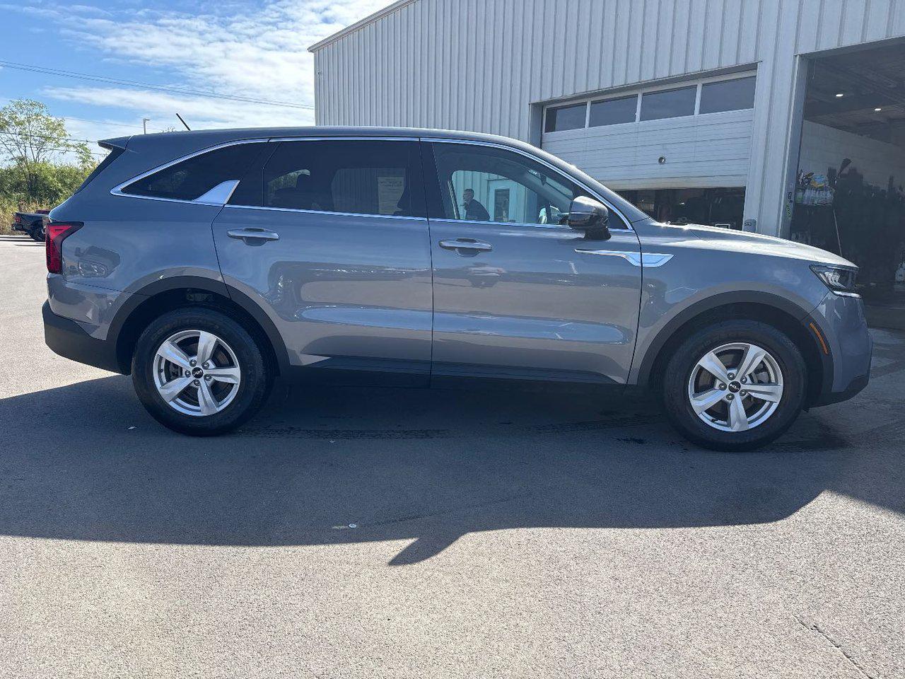 2023 Kia Sorento LX photo 4