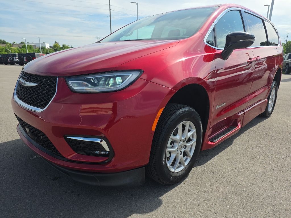 2024 Chrysler Pacifica Touring L's photo