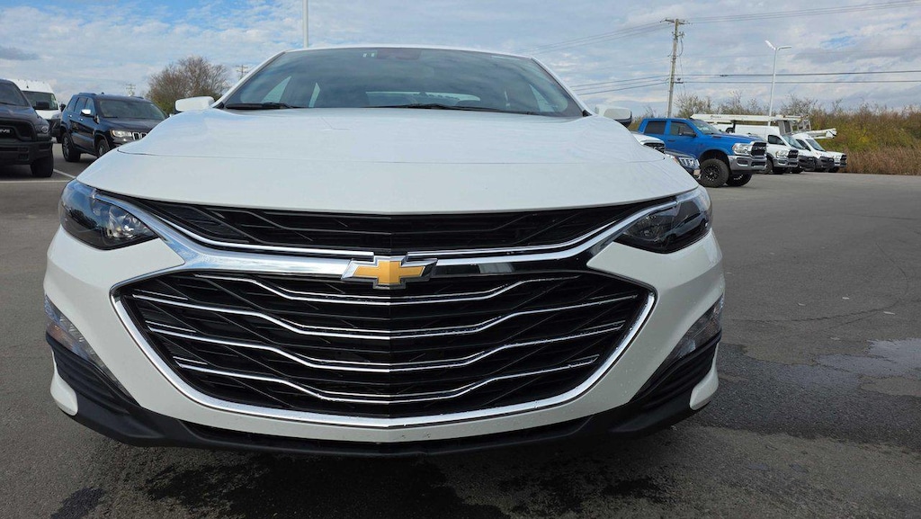 2024 Chevrolet Malibu 1LT photo 2