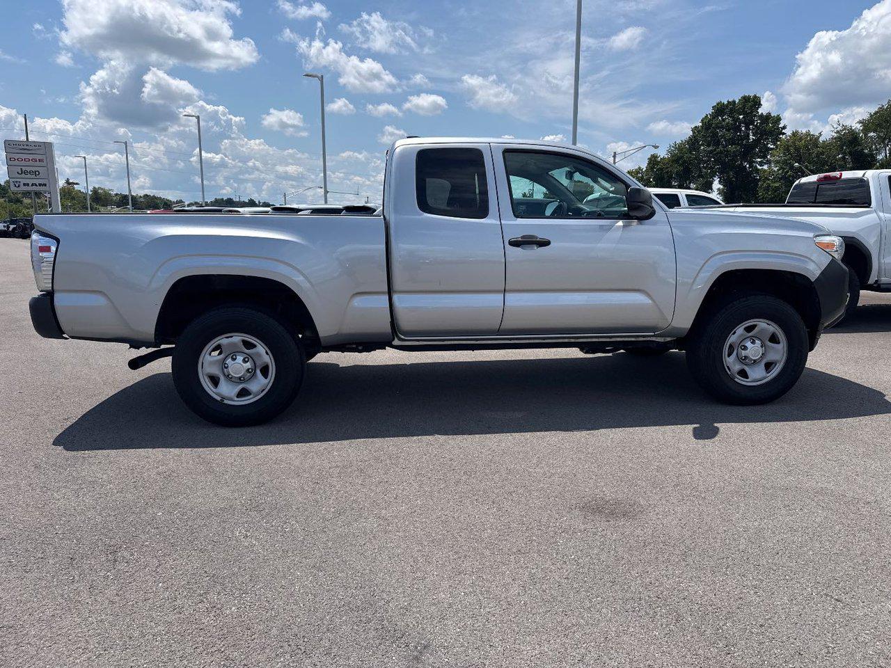 2022 Toyota Tacoma SR photo 4