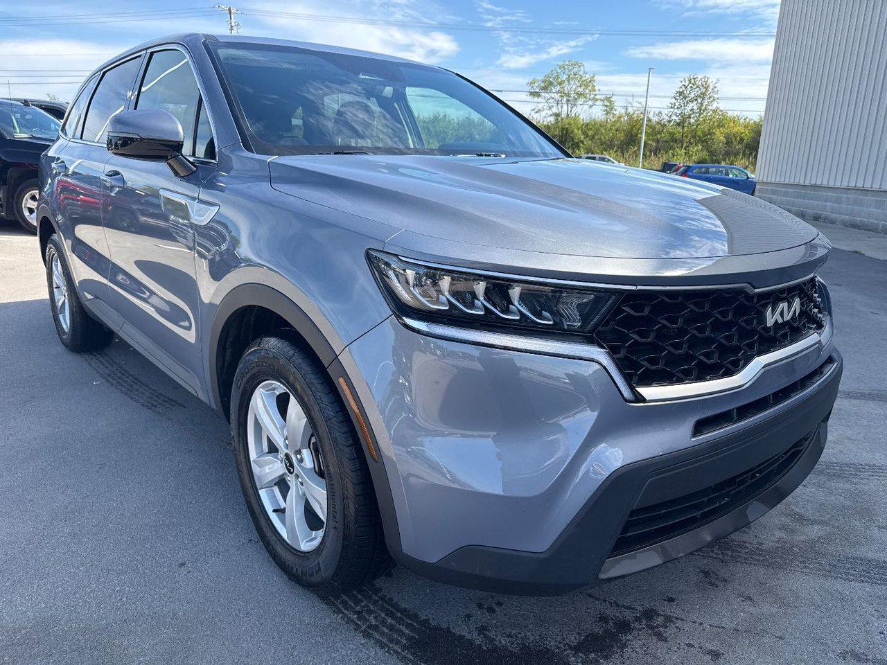 2023 Kia Sorento LX photo 3
