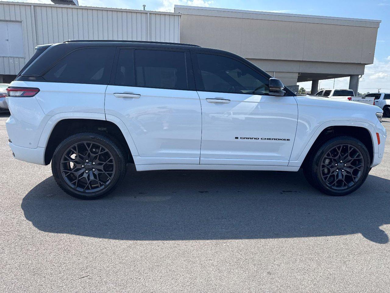 2025 Jeep Grand Cherokee Summit photo 4
