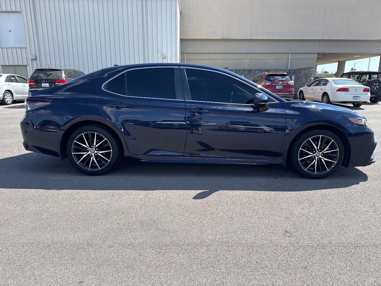 2021 Toyota Camry SE photo 4