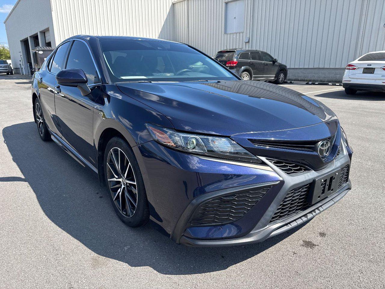 2021 Toyota Camry SE photo 3