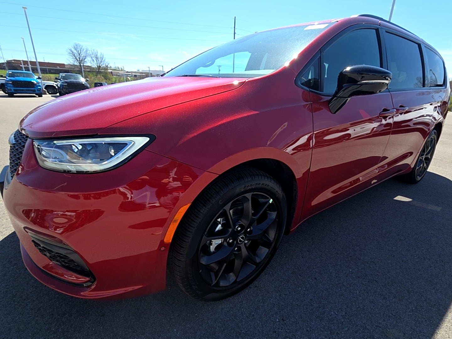 2026 Chrysler Pacifica Select's photo