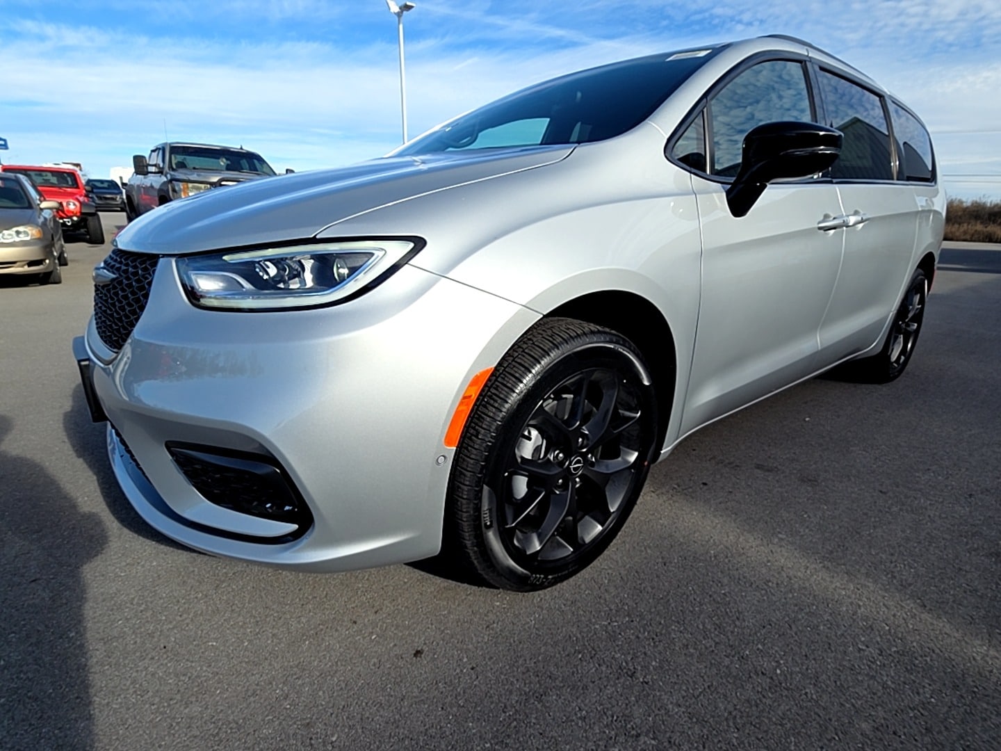 2026 Chrysler Pacifica Select's photo