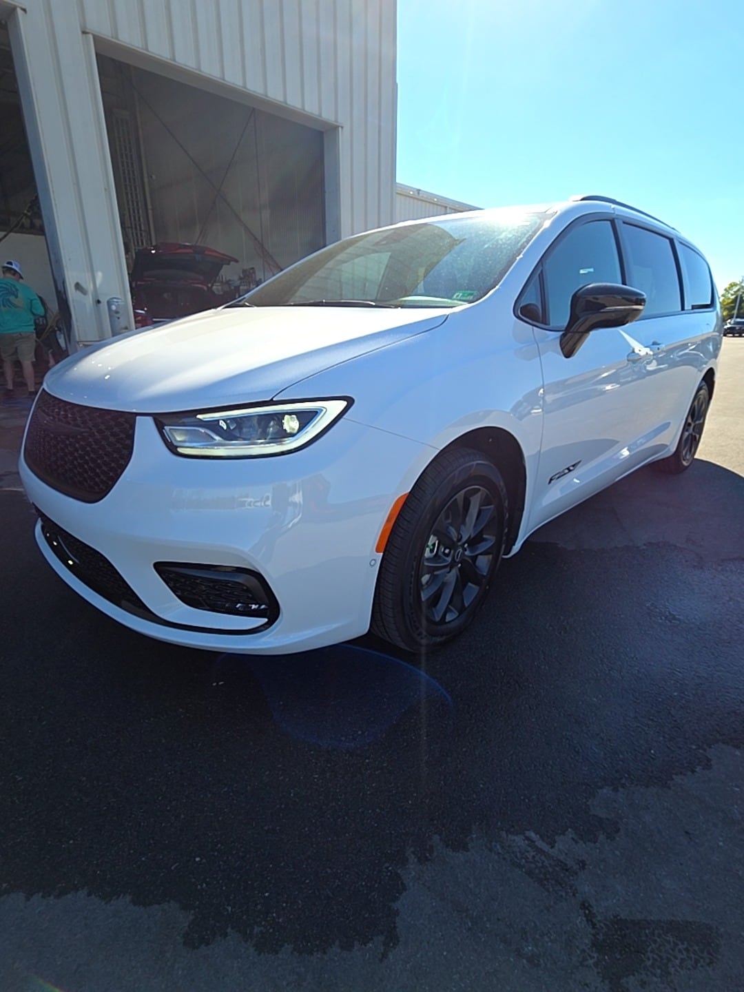 2025 Chrysler Pacifica Select's photo