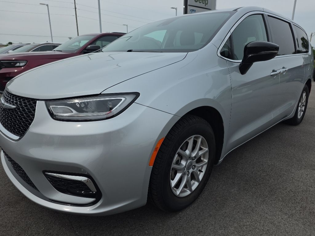 2024 Chrysler Pacifica Touring L's photo