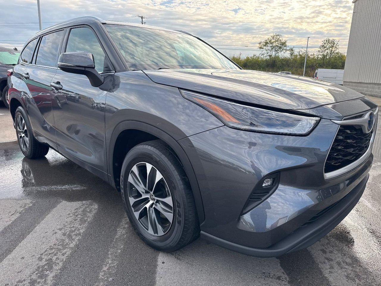 2021 Toyota Highlander XLE photo 3