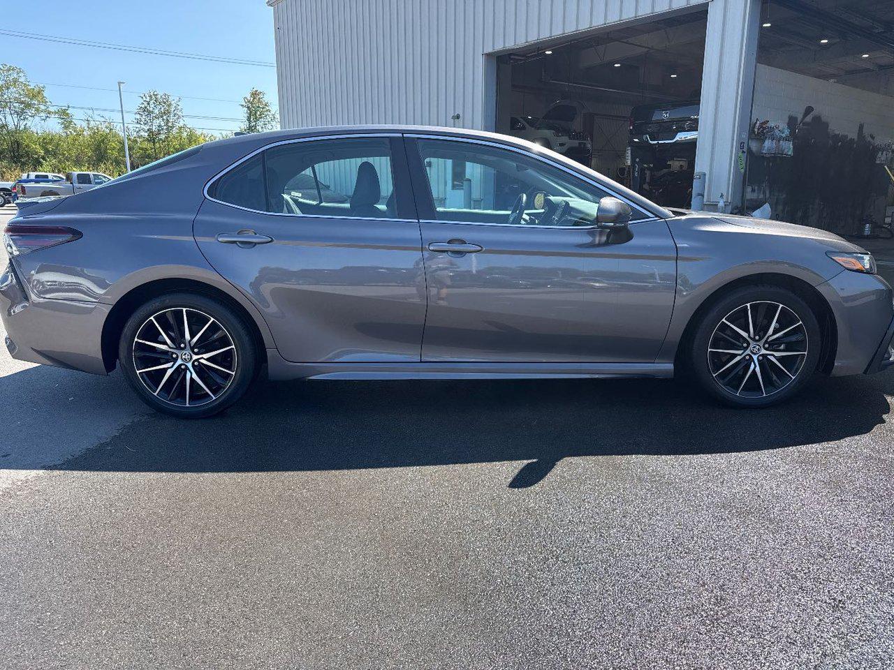 2024 Toyota Camry SE photo 4