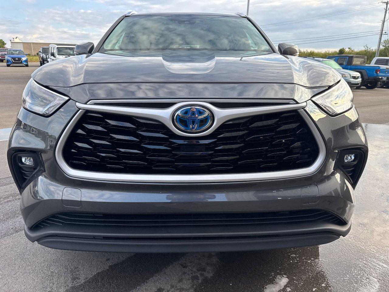 2021 Toyota Highlander XLE photo 2