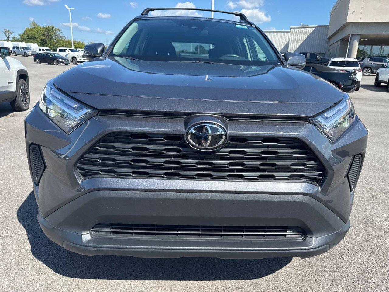 2022 Toyota RAV4 XLE photo 2