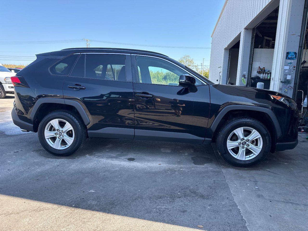 2020 Toyota RAV4 XLE photo 4