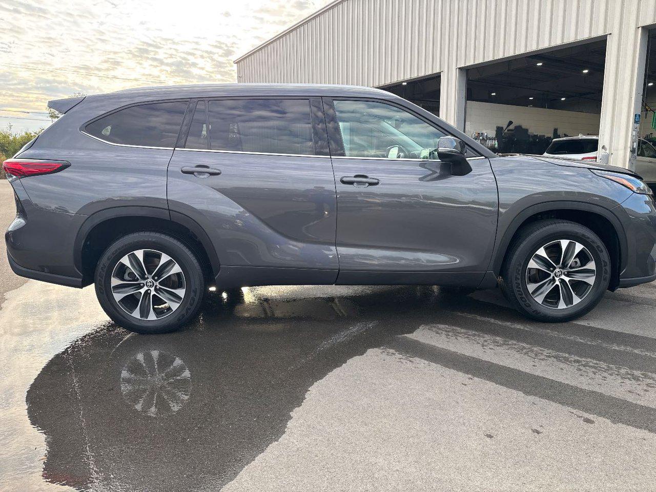 2021 Toyota Highlander XLE photo 4