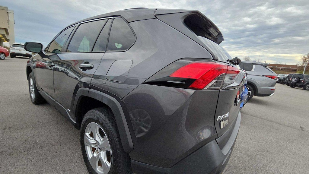 2019 Toyota RAV4 Hybrid LE photo 4
