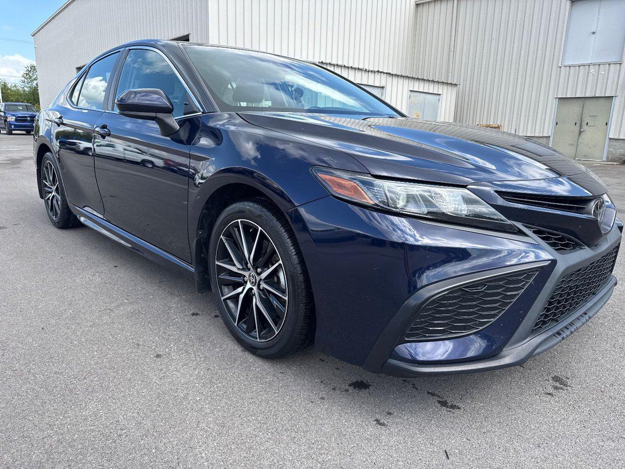 2021 Toyota Camry SE photo 3