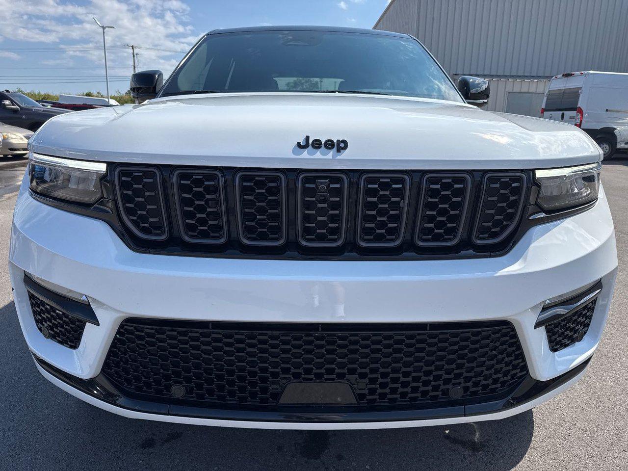 2025 Jeep Grand Cherokee Summit photo 2