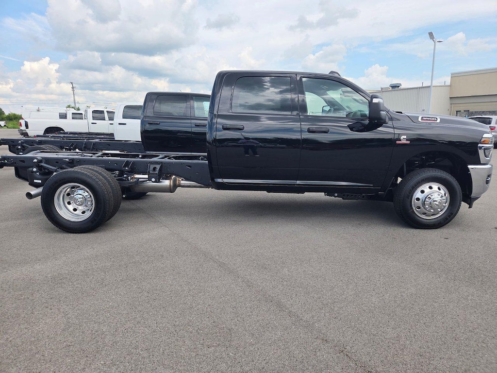 New 2025 Ram 3500 Chassis Cab 3500 TRADESMAN CREW CAB CHASSIS 4X2 60' CA Pickup
