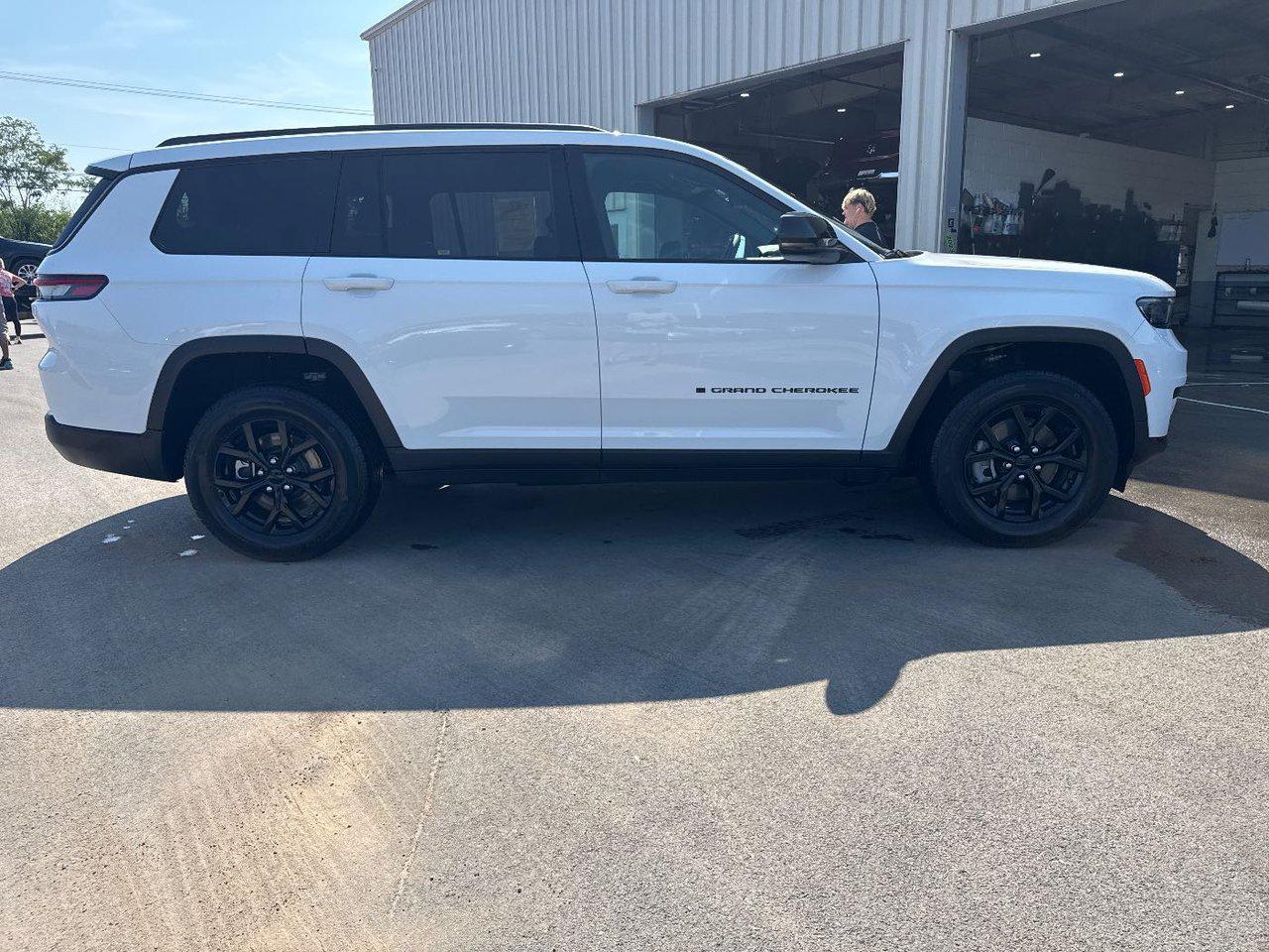 2024 Jeep Grand Cherokee Laredo photo 2