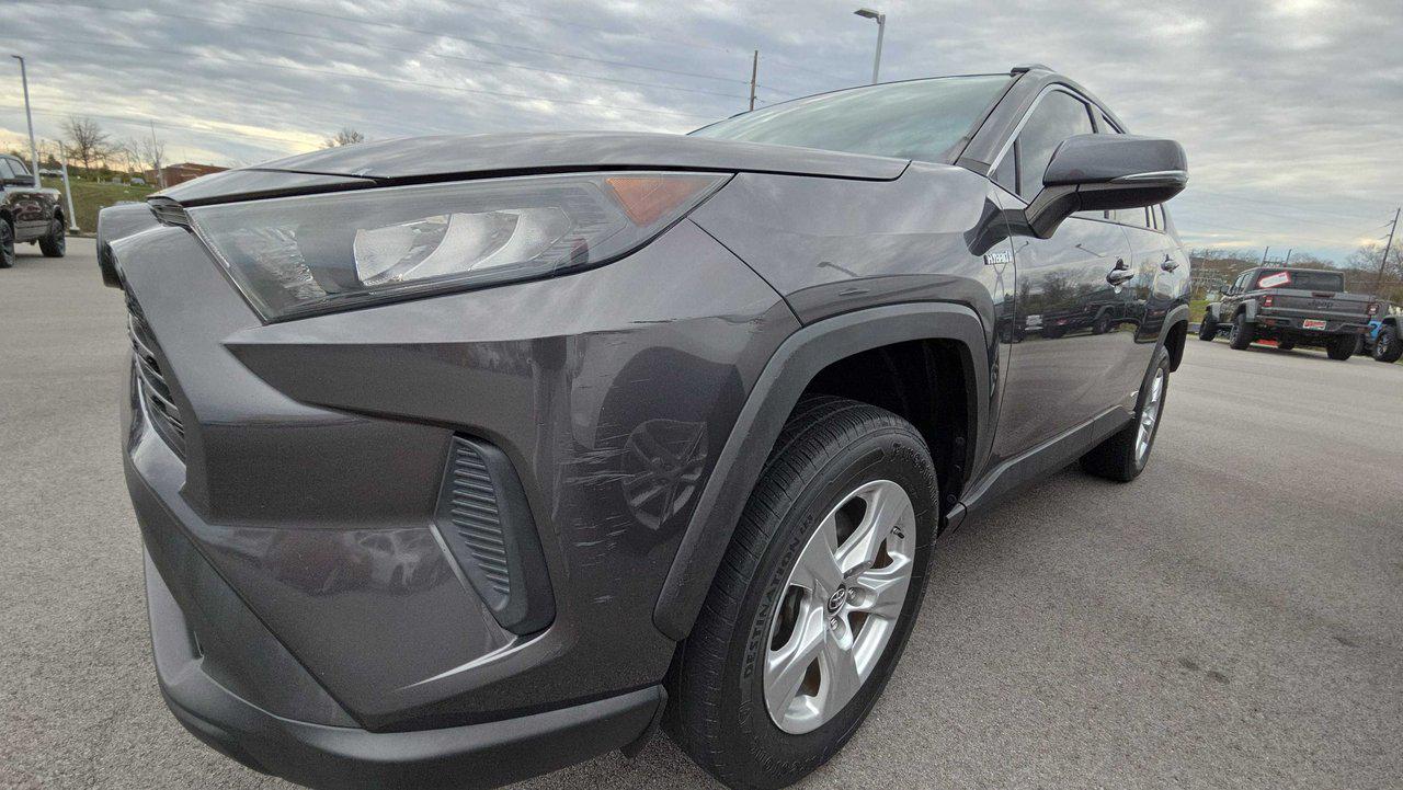 2019 Toyota RAV4 LE's photo
