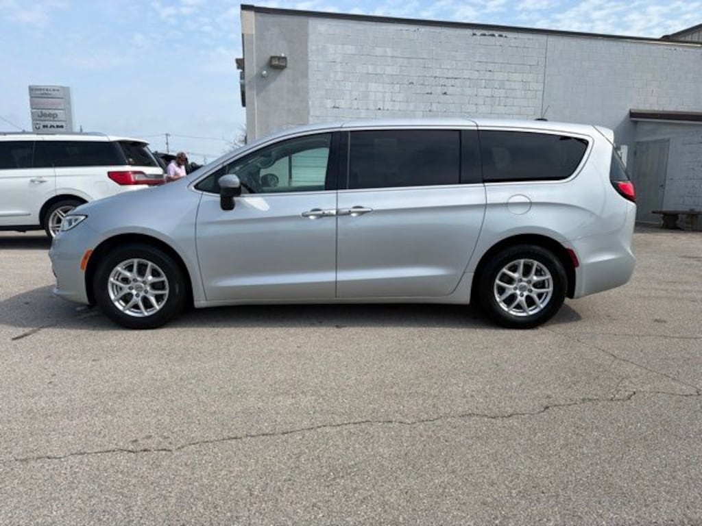 Used 2023 Chrysler Pacifica Touring L Minivan/Van
