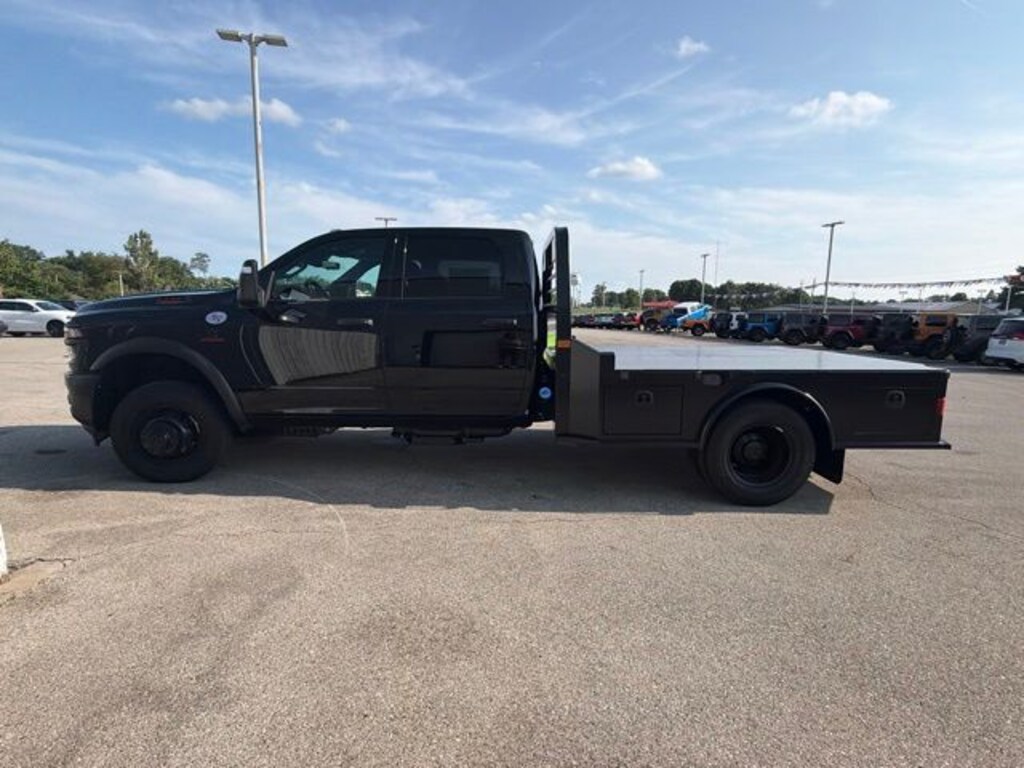 New 2026 Ram 3500 Chassis Cab TRADESMAN CREW 4X4 60' CA Pickup