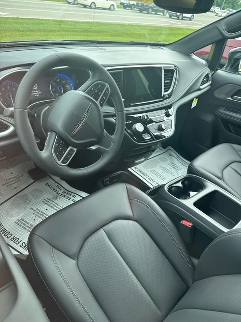 2025 Chrysler Pacifica Select - Photo 8