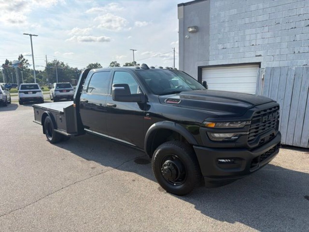 New 2026 Ram 3500 Chassis Cab TRADESMAN CREW 4X4 60' CA Pickup