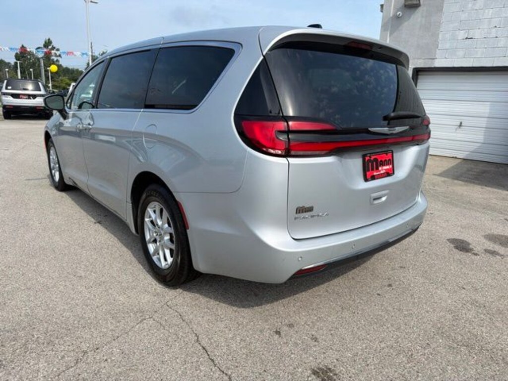 Used 2023 Chrysler Pacifica Touring L Minivan/Van