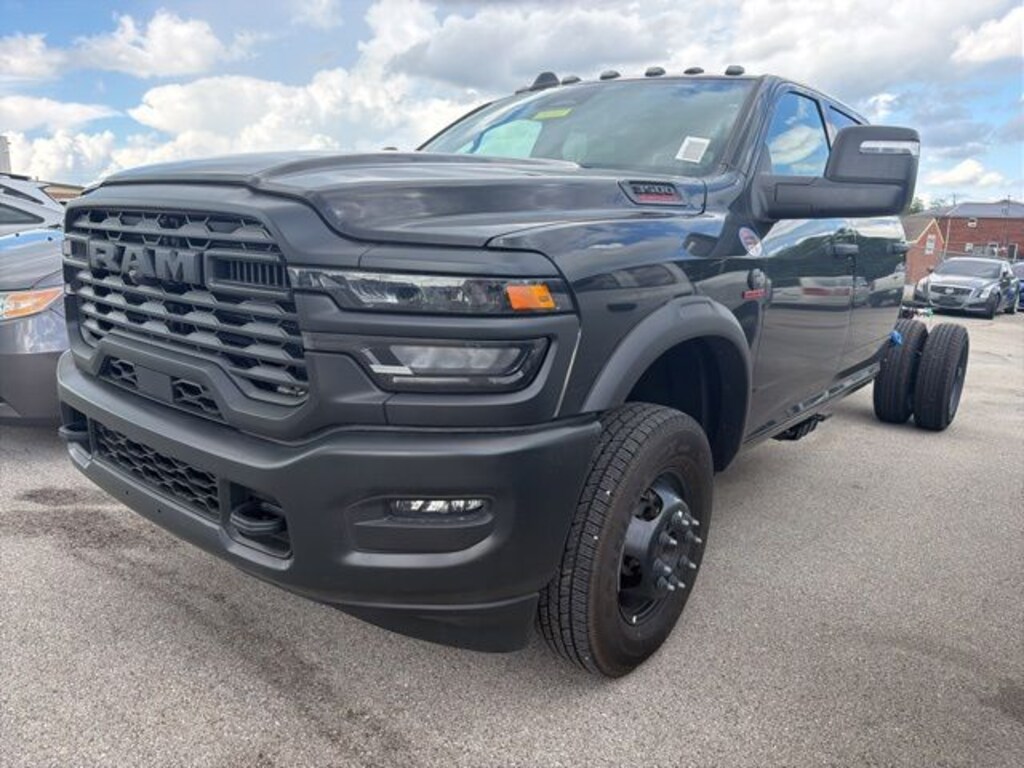 New 2026 Ram 3500 Chassis Cab TRADESMAN CREW 4X4 60' CA Pickup