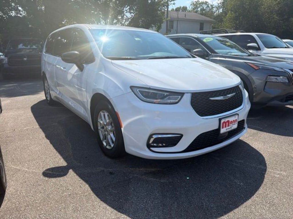 Used 2025 Chrysler Pacifica Select Minivan/Van