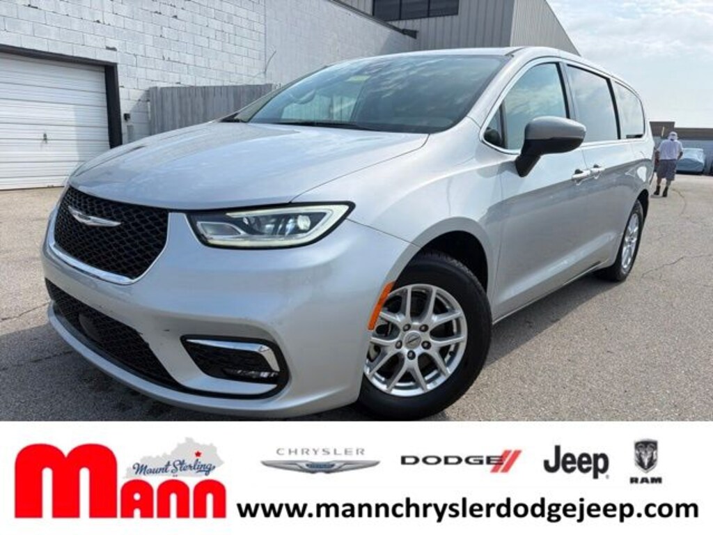 Used 2023 Chrysler Pacifica Touring L Minivan/Van