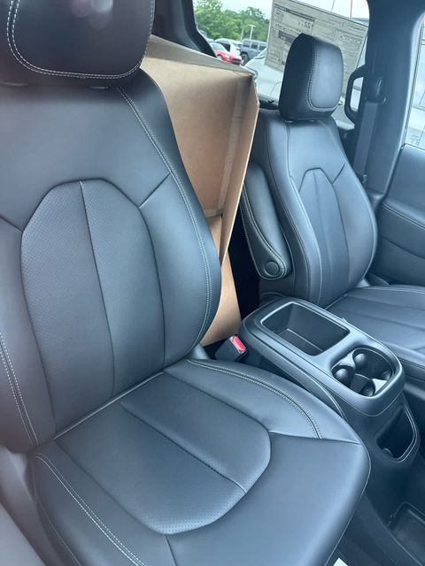 2025 Chrysler Pacifica Select - Photo 9