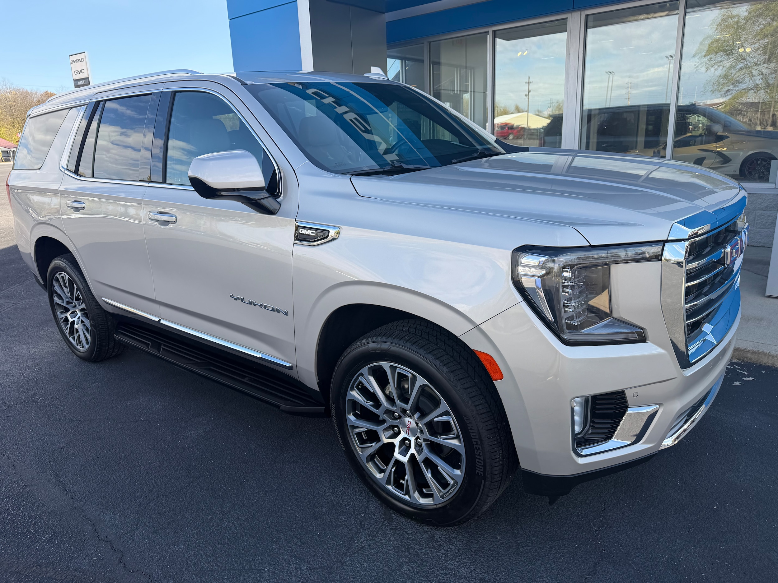 2023 Gmc Yukon SLT photo 2