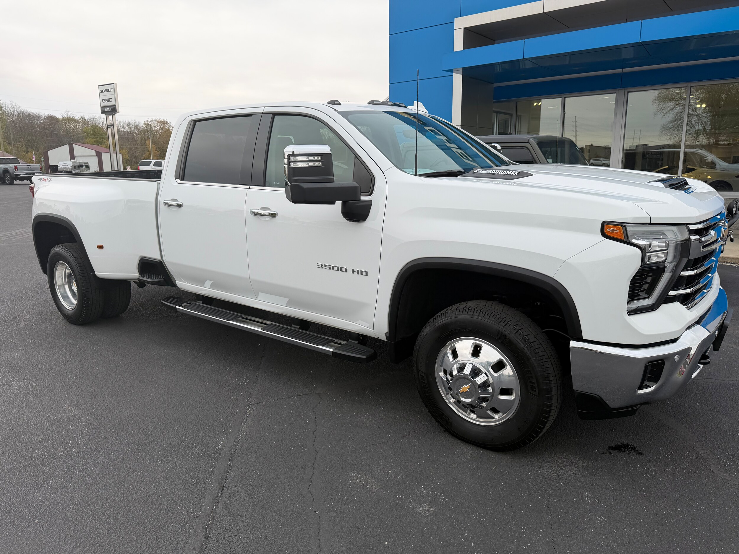 2024 Chevrolet Silverado 3500HD LTZ photo 2