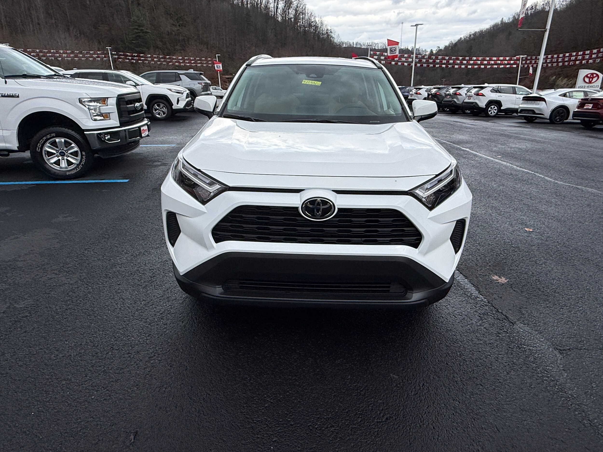 2025 Toyota RAV4 XLE photo 2