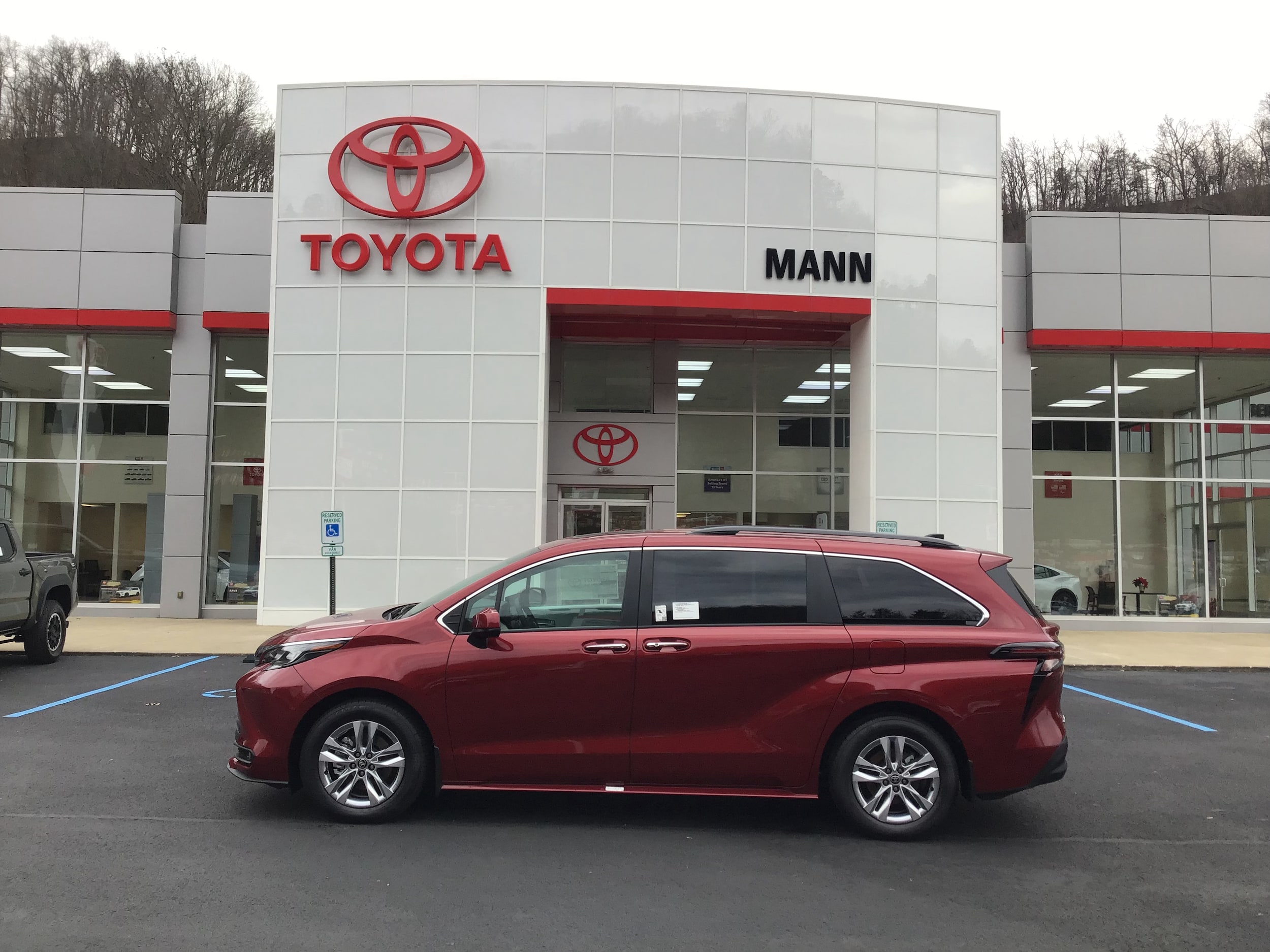 2026 Toyota Sienna XLE's photo