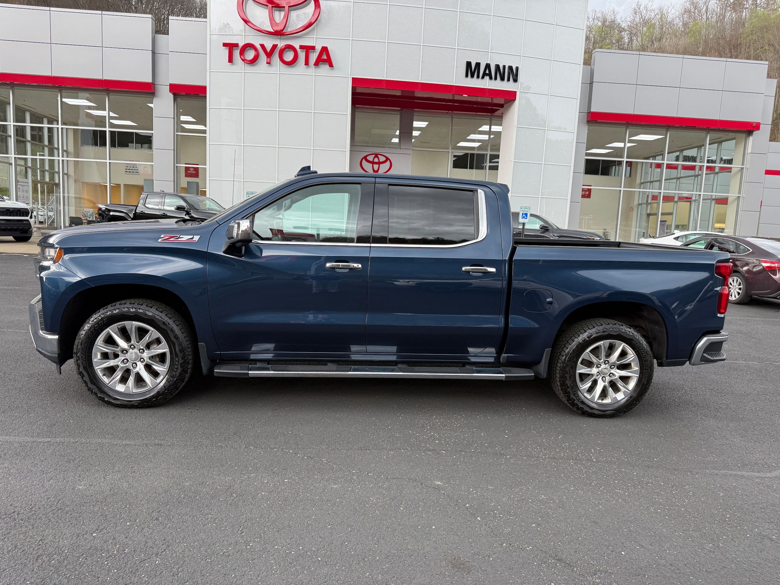 View vehicle photo 2