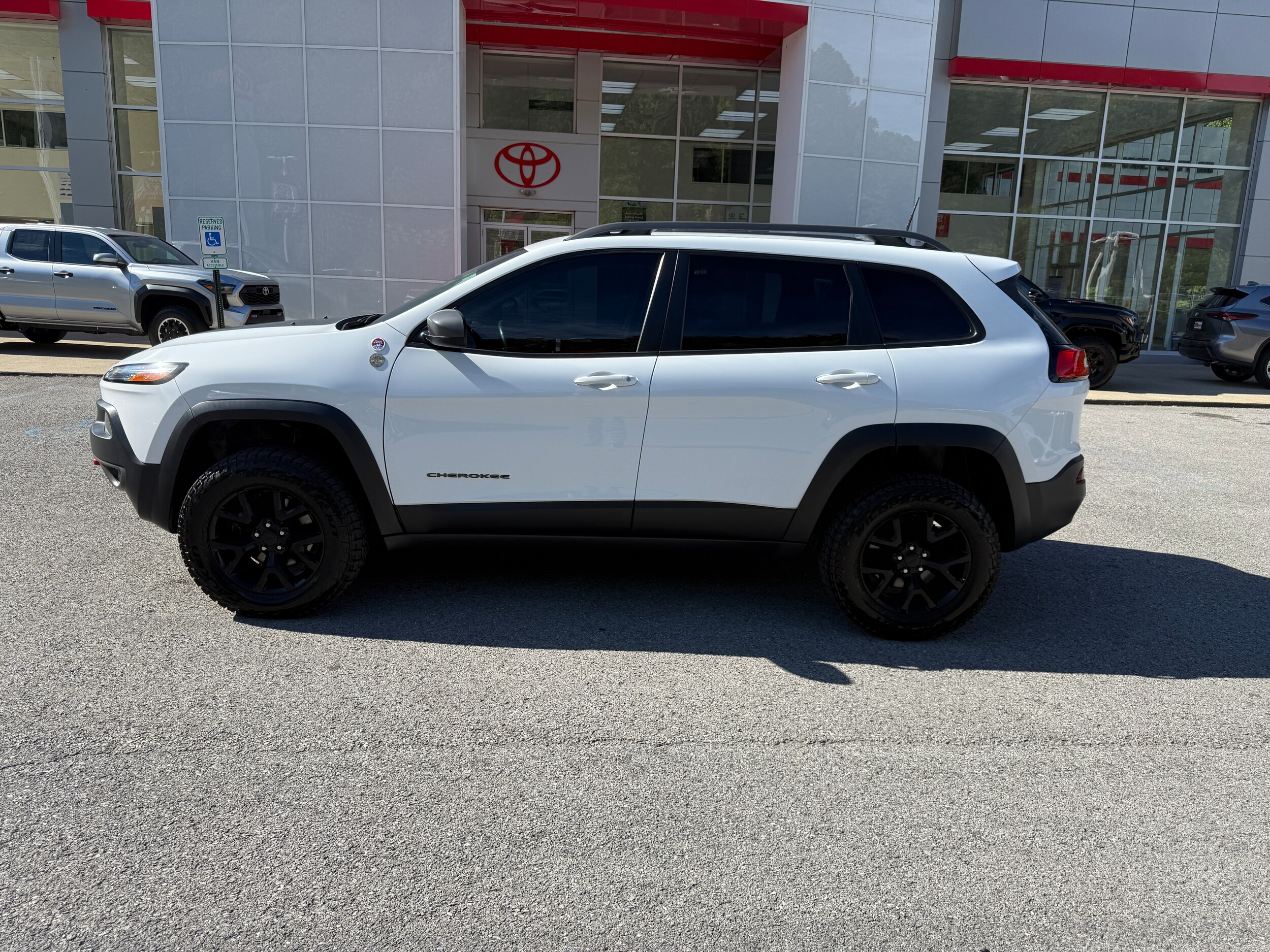 2017 Jeep Cherokee Trailhawk photo 2