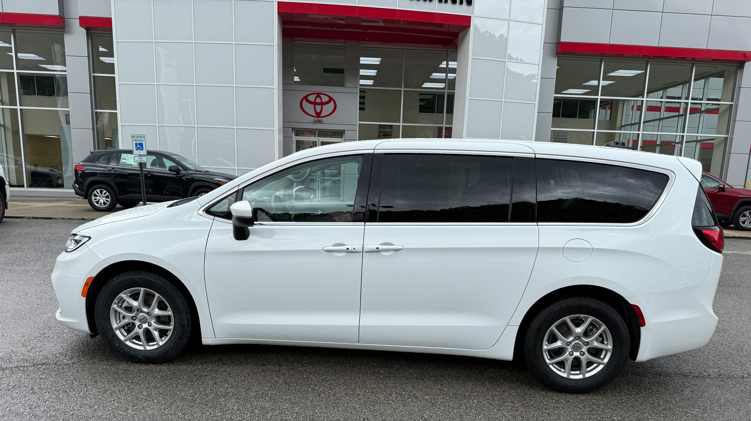 2023 Chrysler Pacifica Touring L photo 2