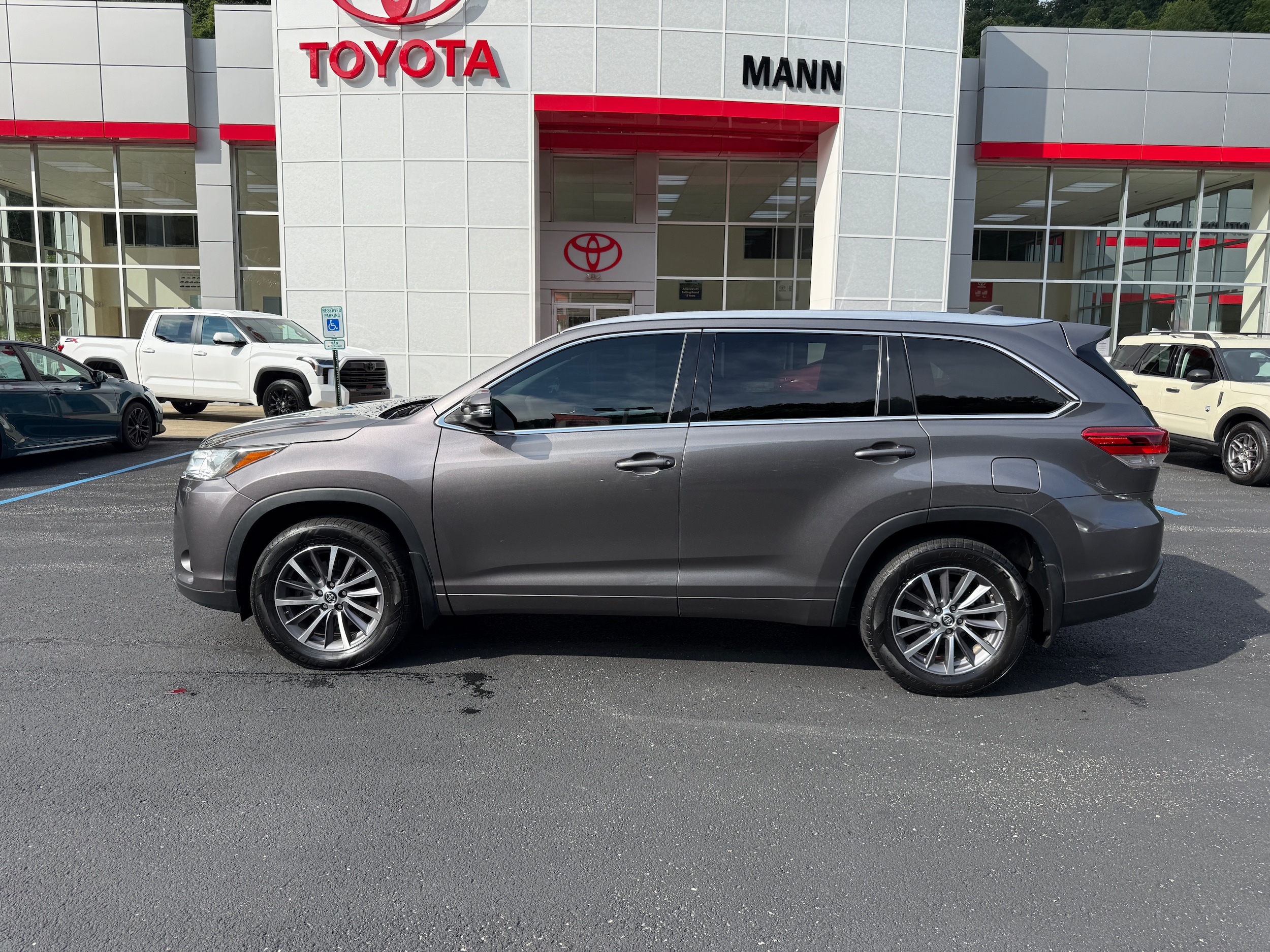 Used 2018 Toyota Highlander XLE with VIN 5TDJZRFH7JS551665 for sale in Prestonsburg, KY