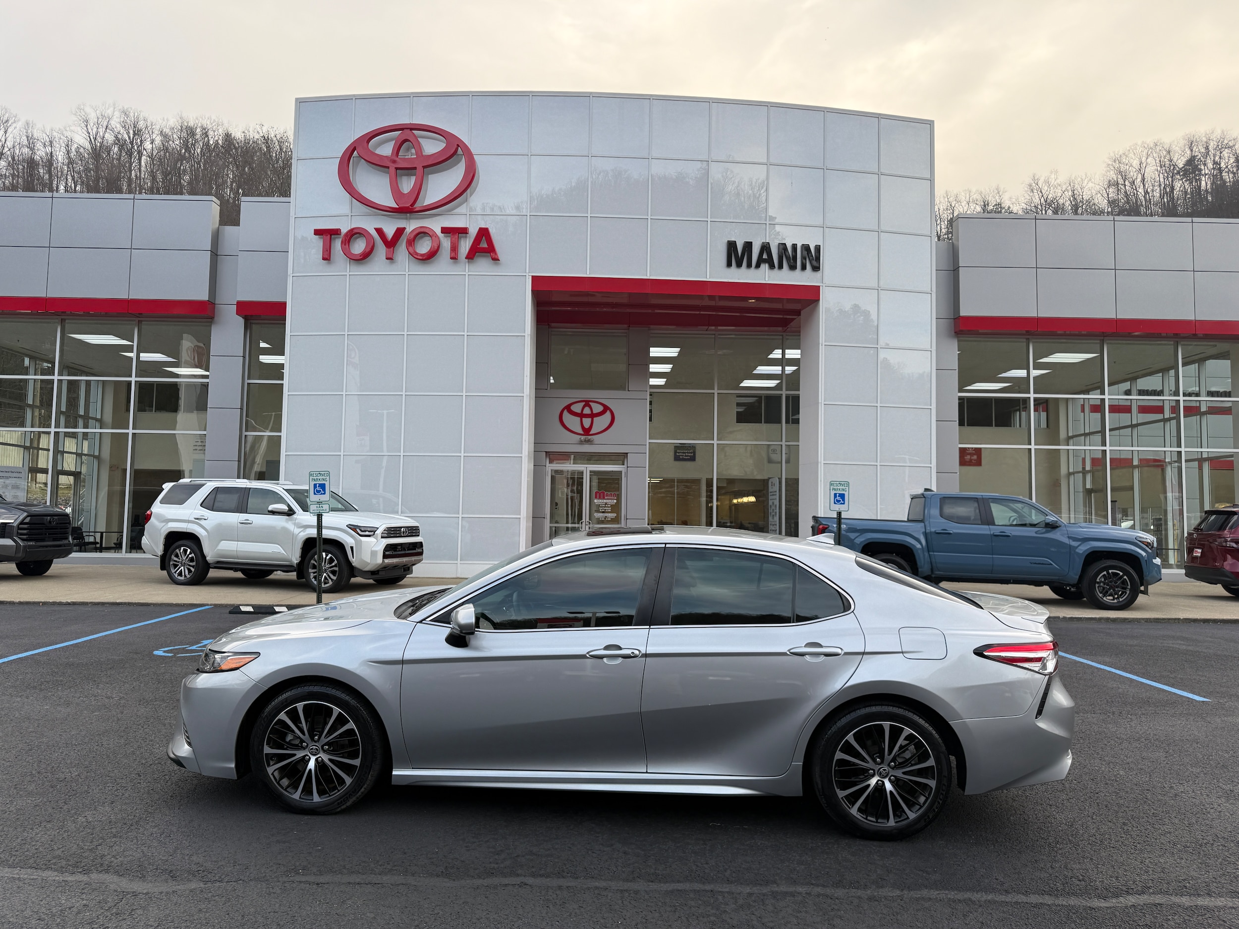 2020 Toyota Camry SE's photo