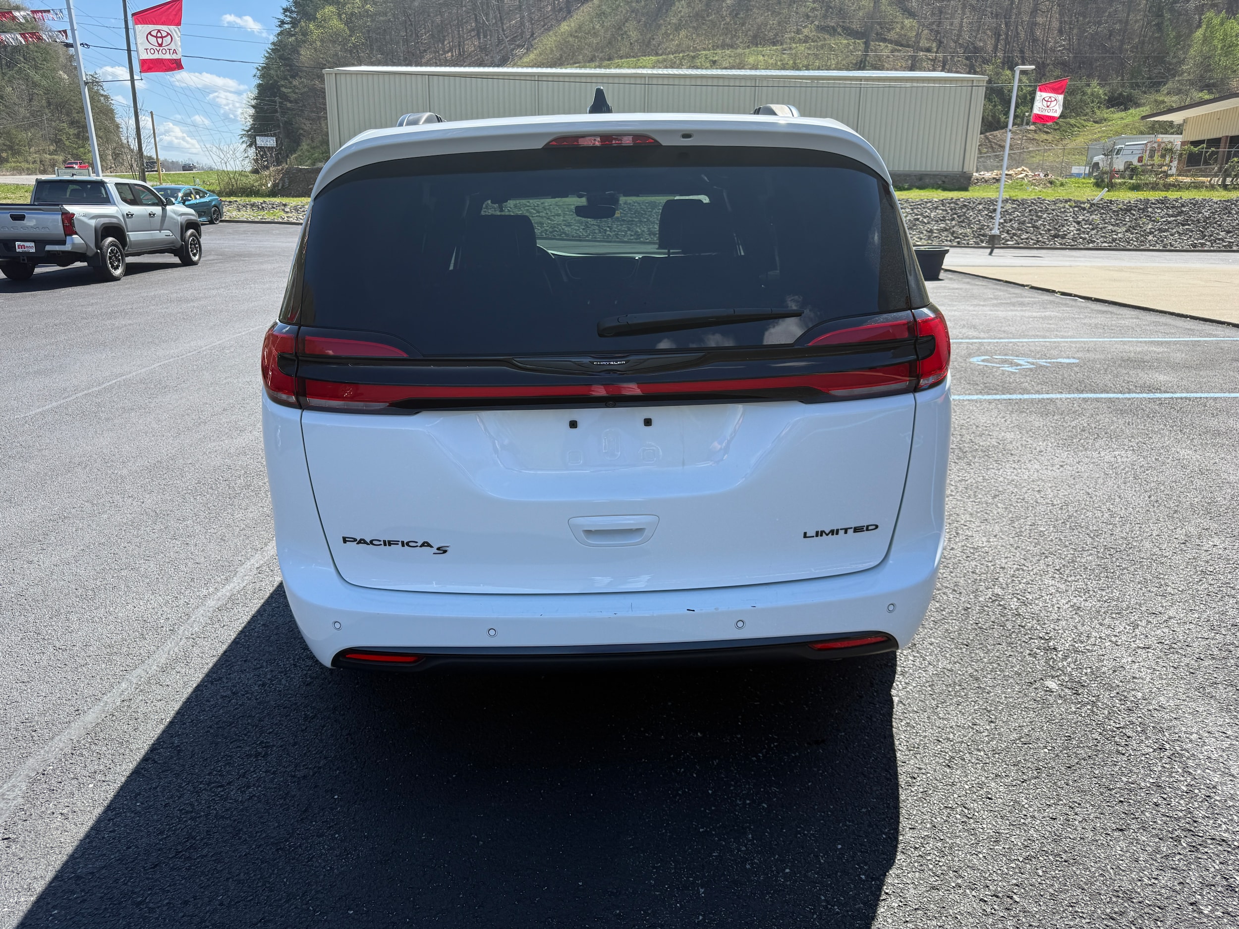 2025 Chrysler Pacifica Limited - Photo 8