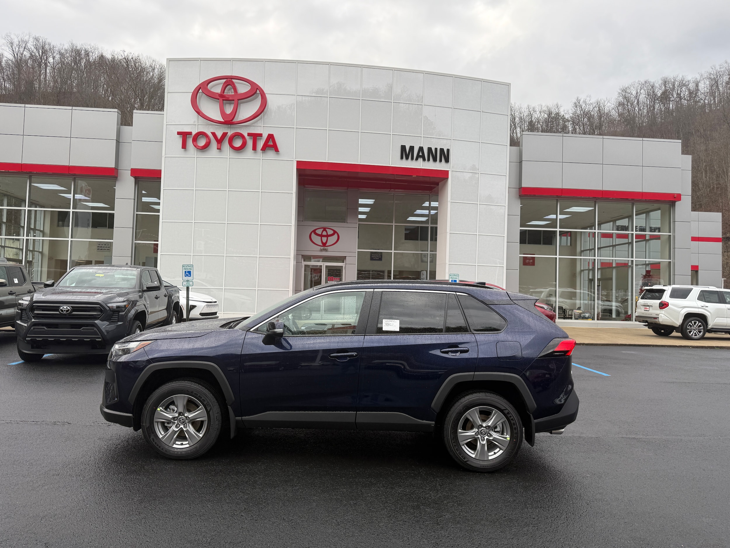 2025 Toyota RAV4 XLE's photo