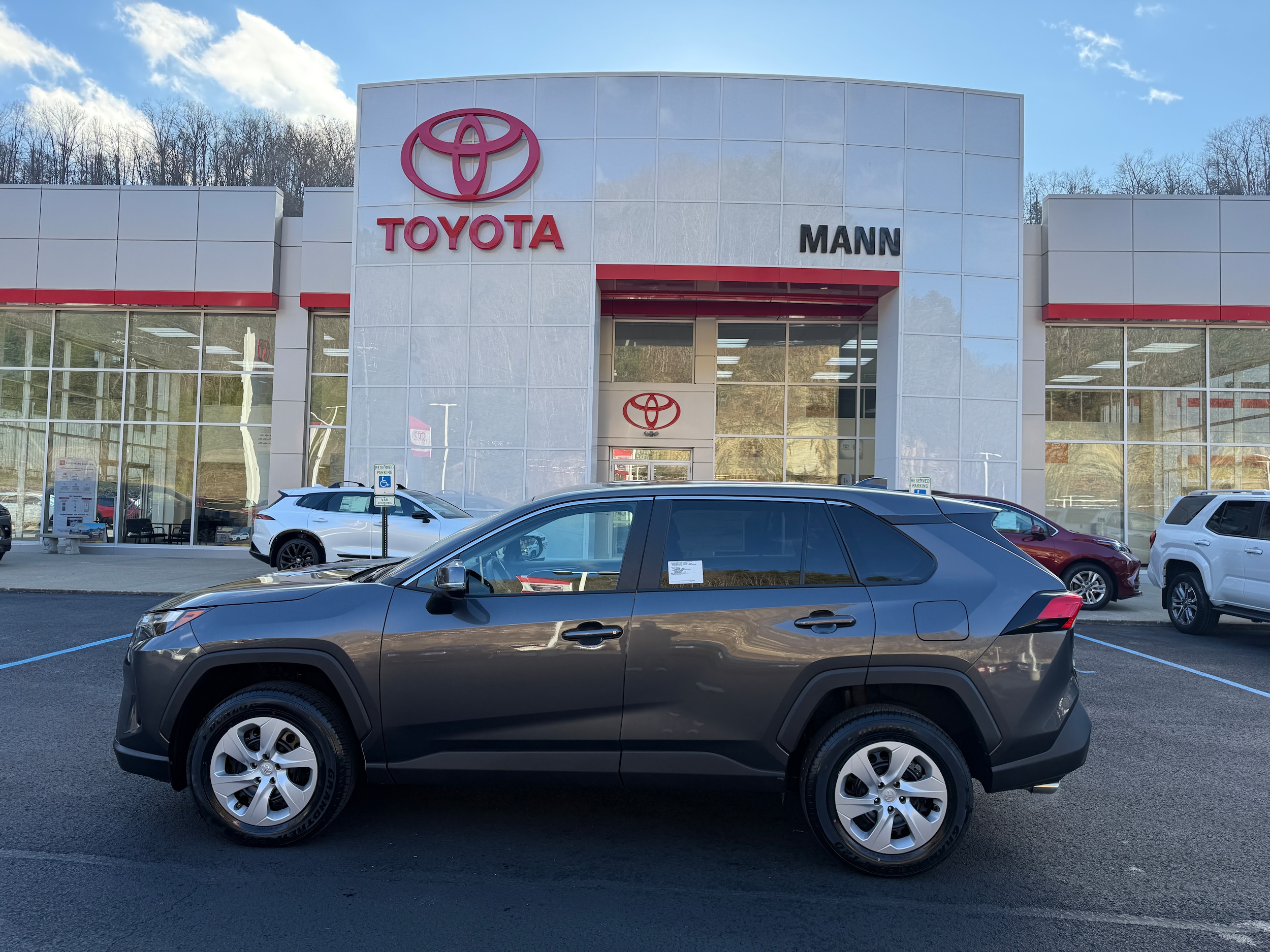 2025 Toyota RAV4 LE's photo